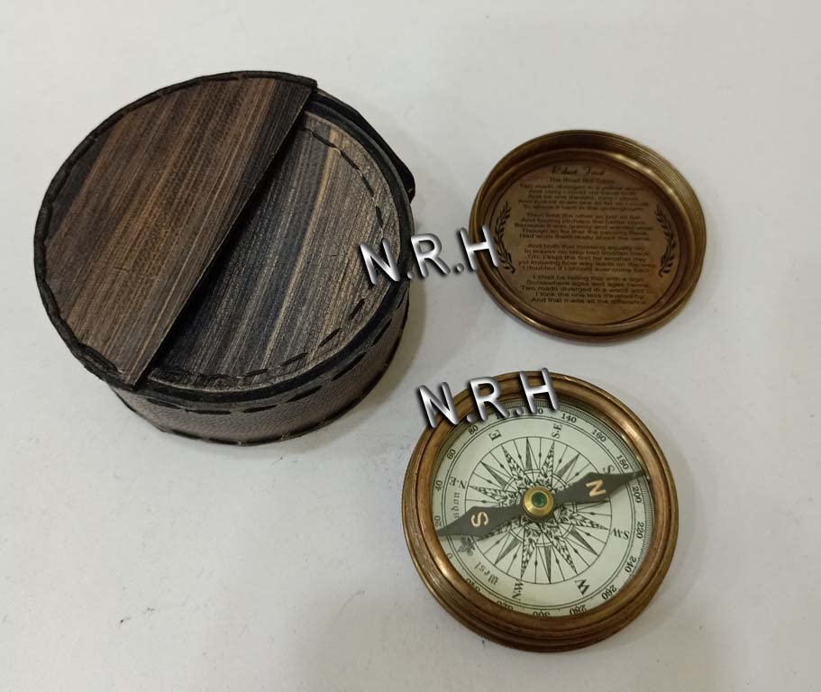 Brújula marina con estuche de cuero grabado miniatura 7