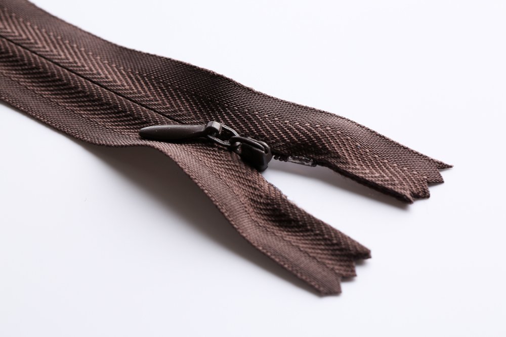 MM BRAND CLOSED END CONCEALED ZIP - INVISIBLE ZIP - BROWN - USE ON DRESSES, SKIRTS ETC - VARIETY OF LENGTHS AVAILABLE INCLUDING 7,8,9,10,12,14,16,18,20,22 AND 24 INCH - MM BRAND ZIPS ARE A TRADEMARKED BRAND OF MARKETPLACE MAYHEM LTD, TRADEMARK NUMBER UK00003016771. MARKETPLACE MAYHEM LTD ARE THE ONLY AUTHORISED SELLER ENSURING SALE OF THE GENUINE PRODUCT. (24 INCH)