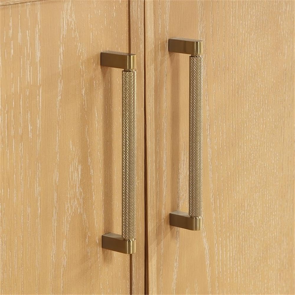 Close-up van de geborstelde gouden knopurled handgrepen op de wastafel