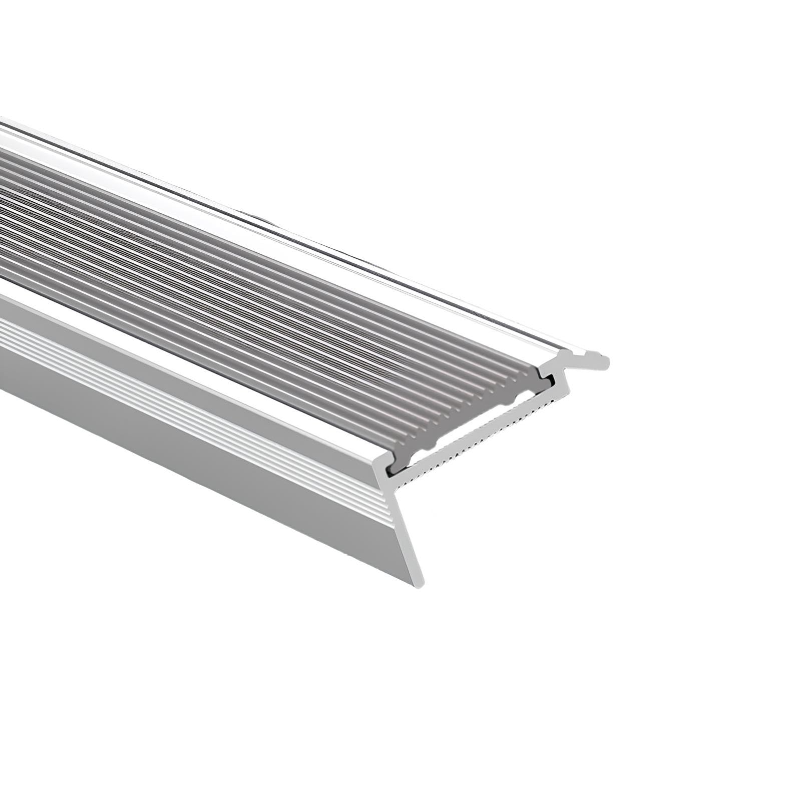 Profil en L aluminium pour éviter les chutes sur un escalier en métal