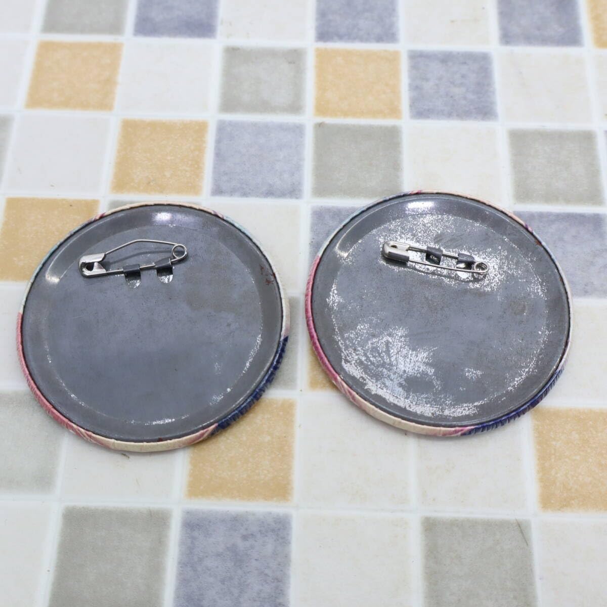 Amazon.co.jp: B'z 顔写真付き バッジ2つセット｜B'z コレクター
