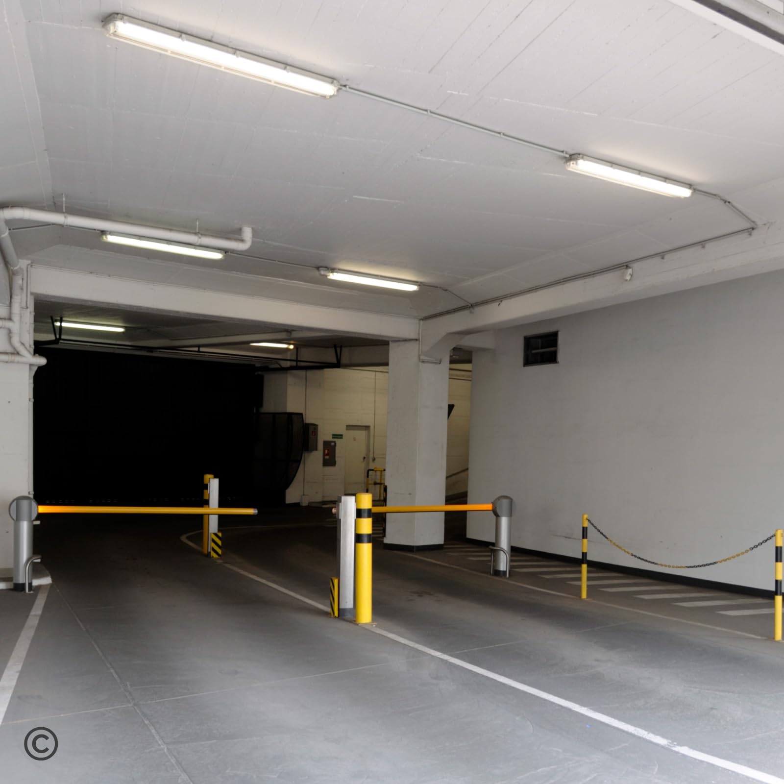 Eurocali 1 Plafoniera con 2 Tubi LED 24W 150cm T8 G13 con Starter 3000 lumen Garanzia 3 Anni - Luce Fredda 6500K Alta Luminosità 125 lm/W - Kit IP65 Waterproof per Soffitto Garage Negozio