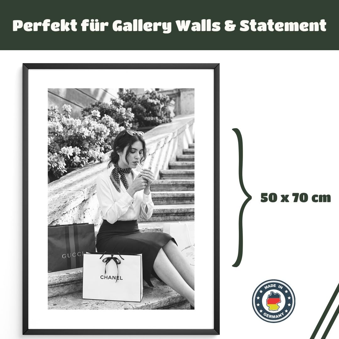 MJ-GRAPHICS® Poster Frau Kunstdruck schick Stadt Einkauf Wandbild schwarz weiß Stadtleben stilvoll Deko Treppe urbanes Flair Wohnzimmer Wanddeko modern 50x70 mit schwarzem Rahmen