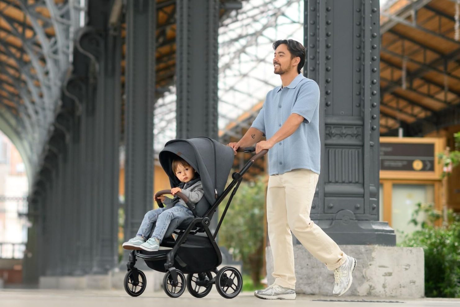 Maxi-Cosi Leona² Kinderwagen 0–22 kg umdrehbare Sitz einhändig zusammenklappbar Twillic Graphite