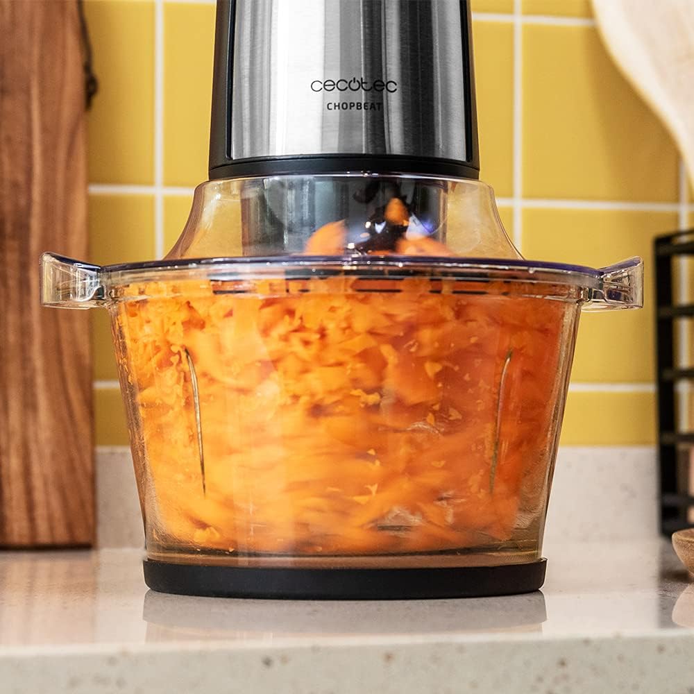 Cecotec ChopBeat 1500 chopping carrots in glass bowl