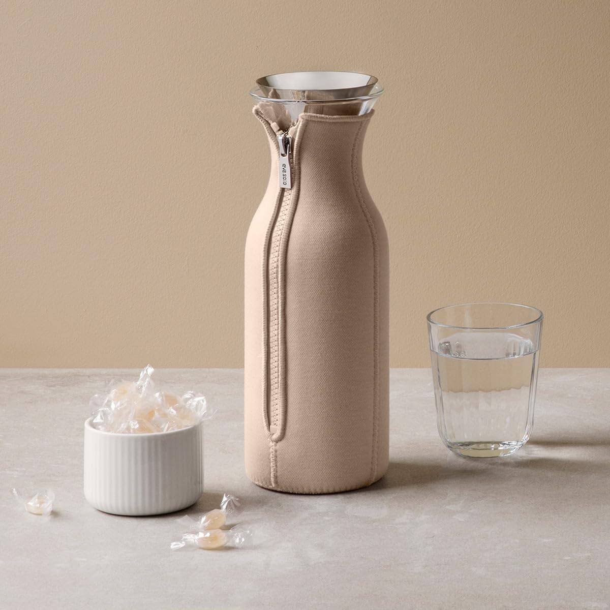EVA SOLO – Kühlschrankkaraffe | skandinavisches Design | 1 Liter - 1.0l| Borrosilikat-Glas, Edelstahl, Silikon | spülmaschinenfest | 100% tropffrei | Black Woven