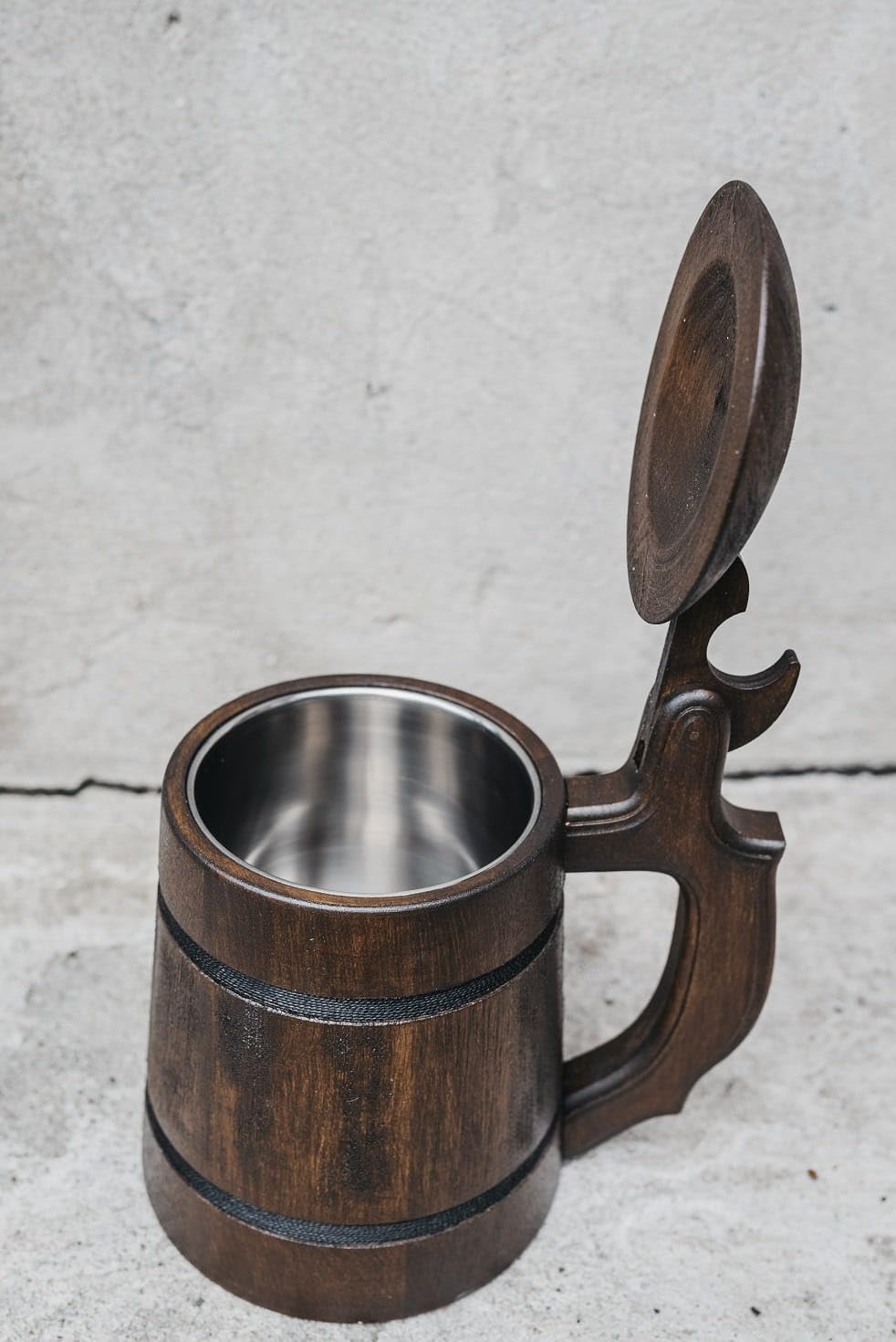 Giftstory Rustikaler Bierkrug Traditioneller Krug Holzkrug aus Eichenholz mit Gravur 550ml | Fantasy, Wikinger, D&D Design | Geschenk für Männer, Papa, Opa & Mittelalter-Fans