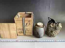 茶入れ■備前焼き 肩衝茶入 仕覆 共箱付 茶壷 信峰？お茶道具 時代物 骨董品■ Amazon.co.jp: 茶入れ備前焼き 肩衝茶入 仕覆 共箱付 茶壷 信峰