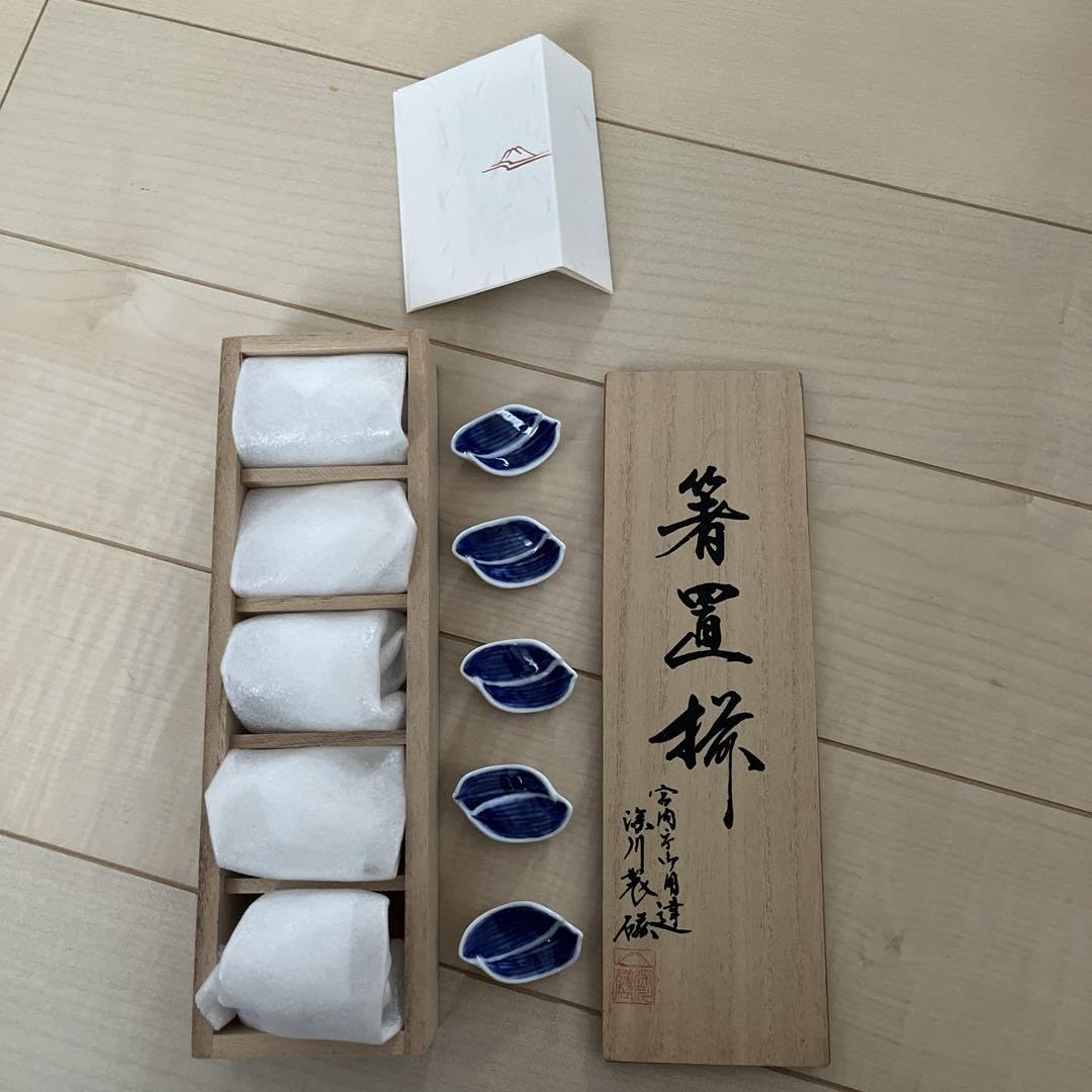 Amazon.co.jp: 深川製磁 箸置き 染付笹彫刻 笹 深川製 深川 箸置