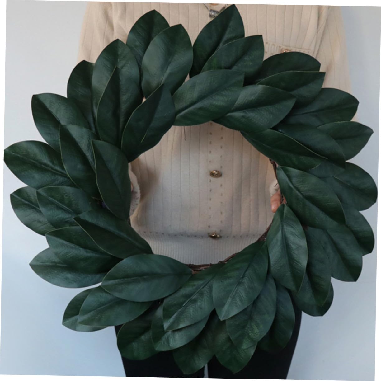 Künstlicher Rattan Magnolienkranz aus Kunststoff und Haustür | Wanddeko, Lebensnah und Handgefertigt, mit Lebendigen Pflanzen und Festlicher Stimmung