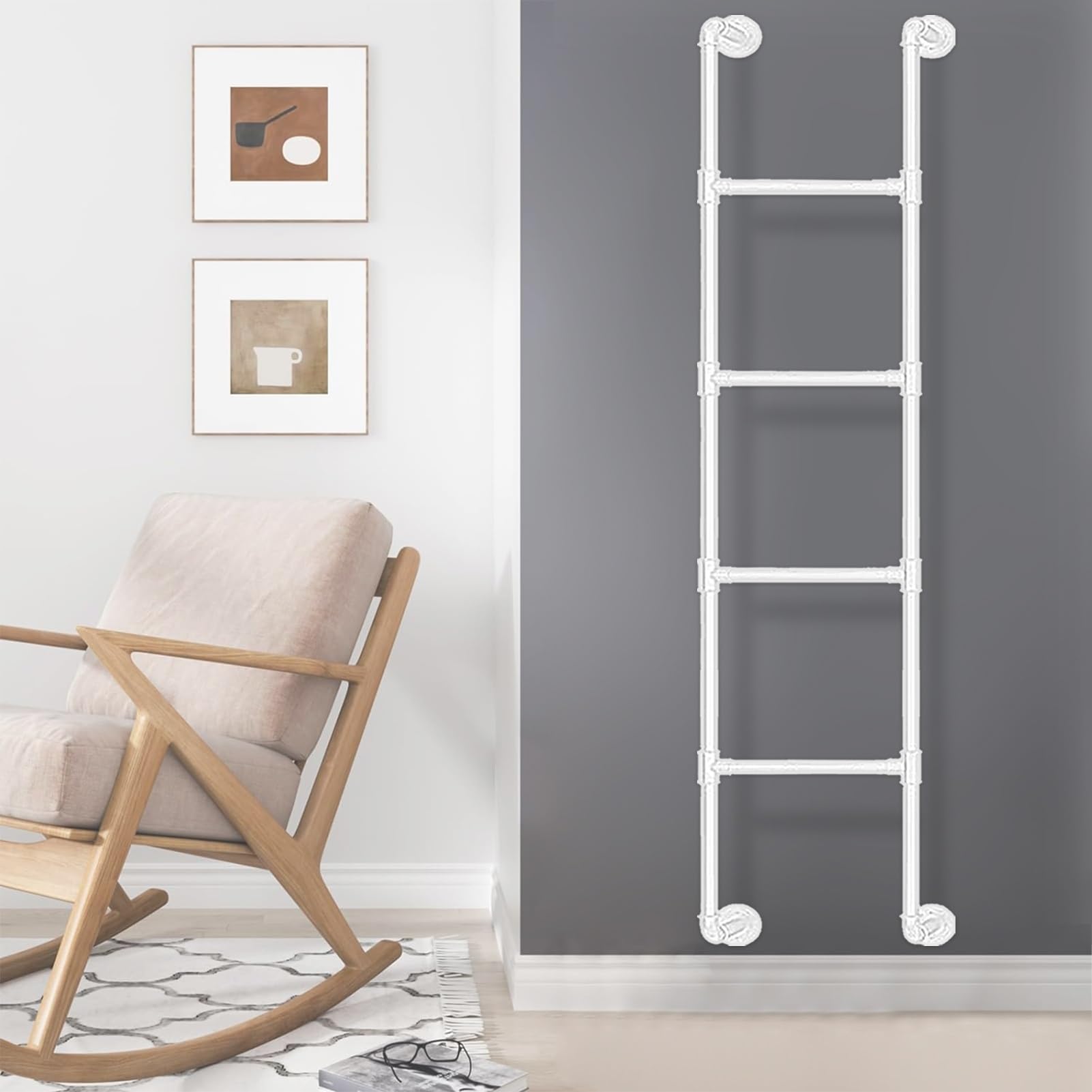 Escalera metálica de pared para salidas de emergencia en áticos y lofts modernos