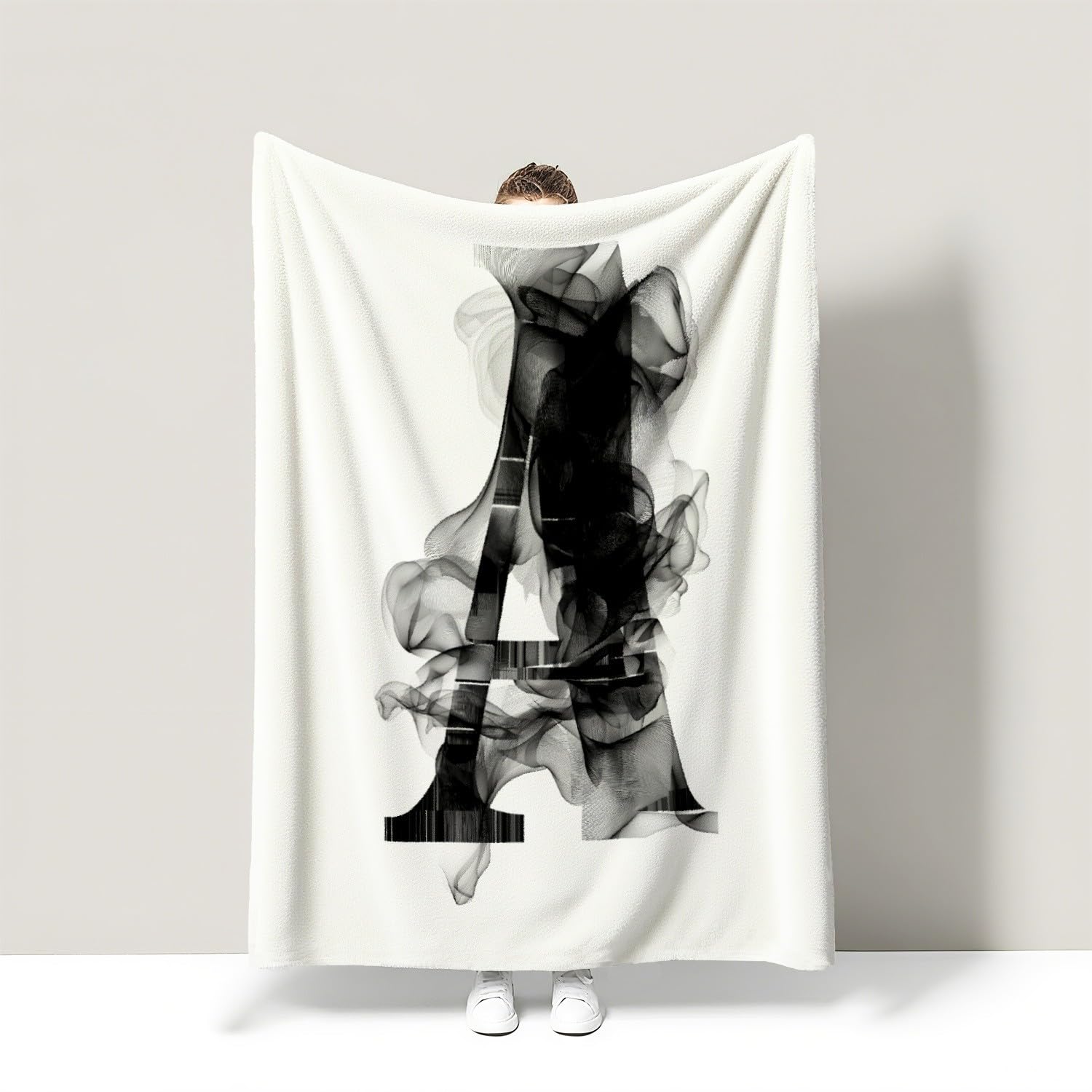 Genérico Manta Apta para Cama y Sofá Cálida y Confortable Ligera y Envolvente Calidez con Estilo Moderno 150 x 200 cm Artístico con Estilo Letras Negro