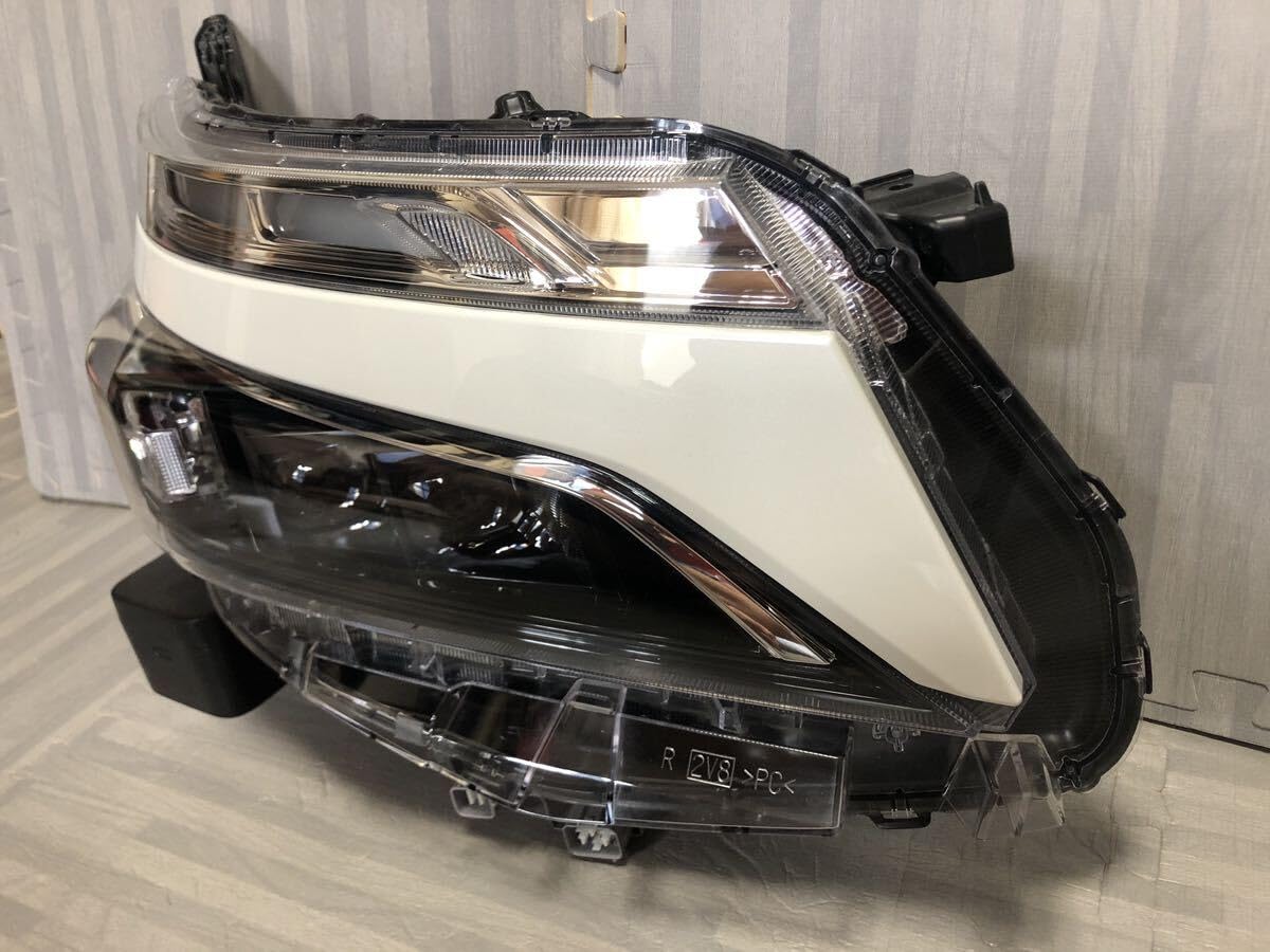 Amazon.co.jp: ZRR80 ZWR80 ヴォクシー 後期 純正 右ライト 煌き