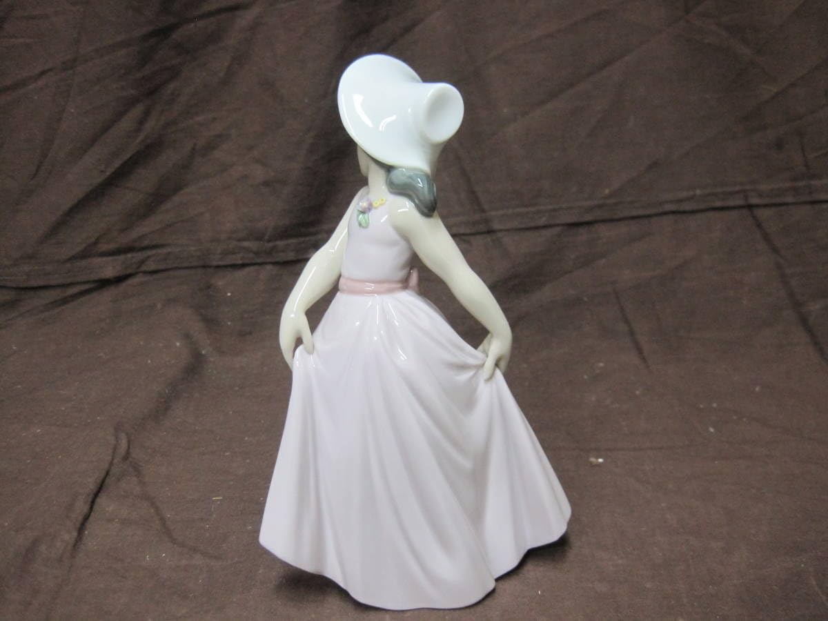 LLADRO　リヤドロ　フィギュリン　【可愛いアイリス】 ITZX3VTCDZPS リヤドロ 5468 おめかし 少女 女の子 犬 フィギュ