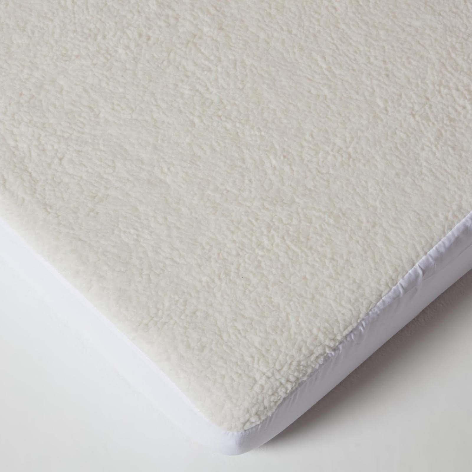 HOMESCAPES Protège Matelas Polaire pour lit bébé, Drap Housse 70x140 cm, Lot de 2