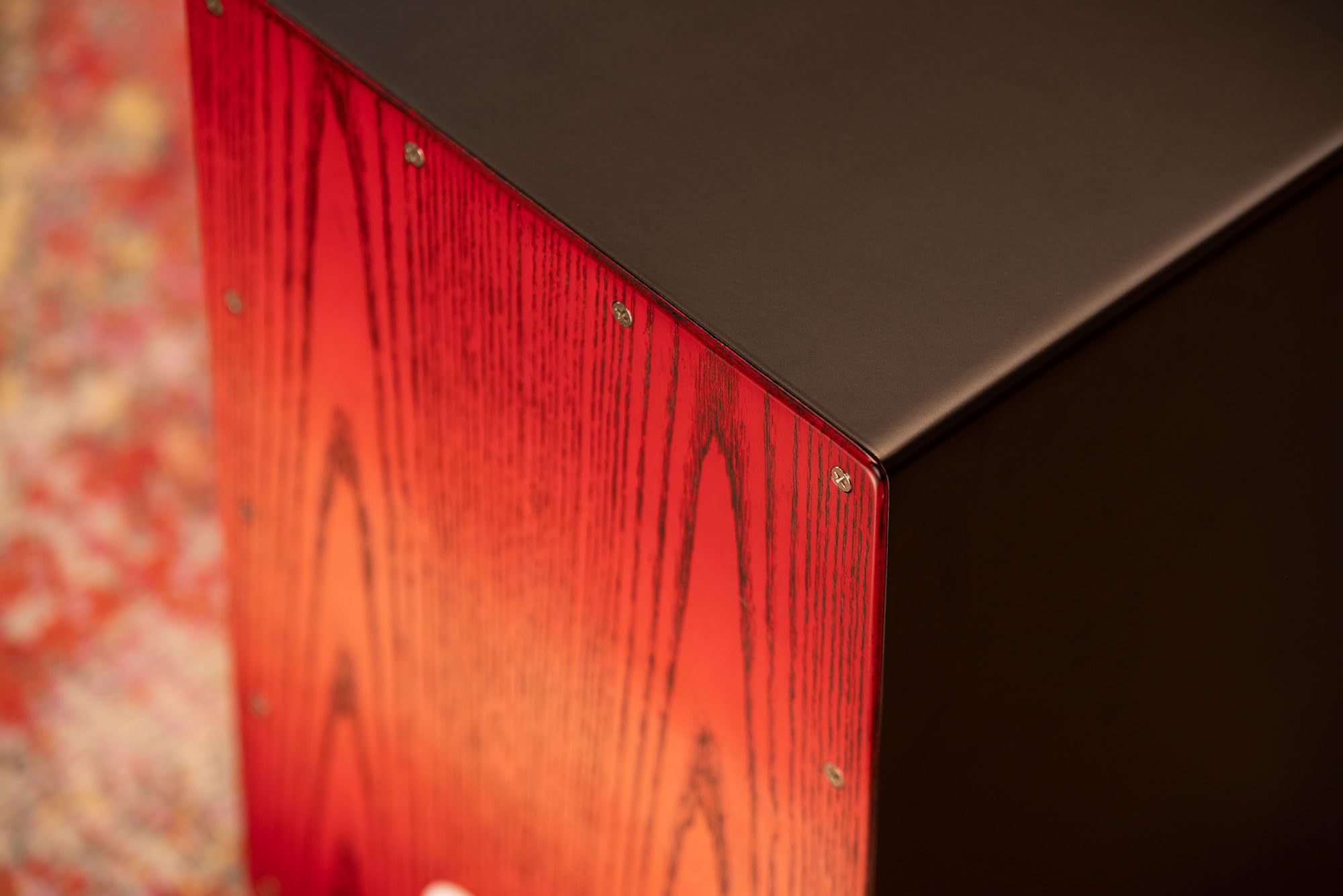 Meinl Percussion Headliner Snare Cajon, Schwarz und Rot (MCAJ100BK-TRF) | mit 2 Snare-Teppichen, Faserplatte und Weißesche