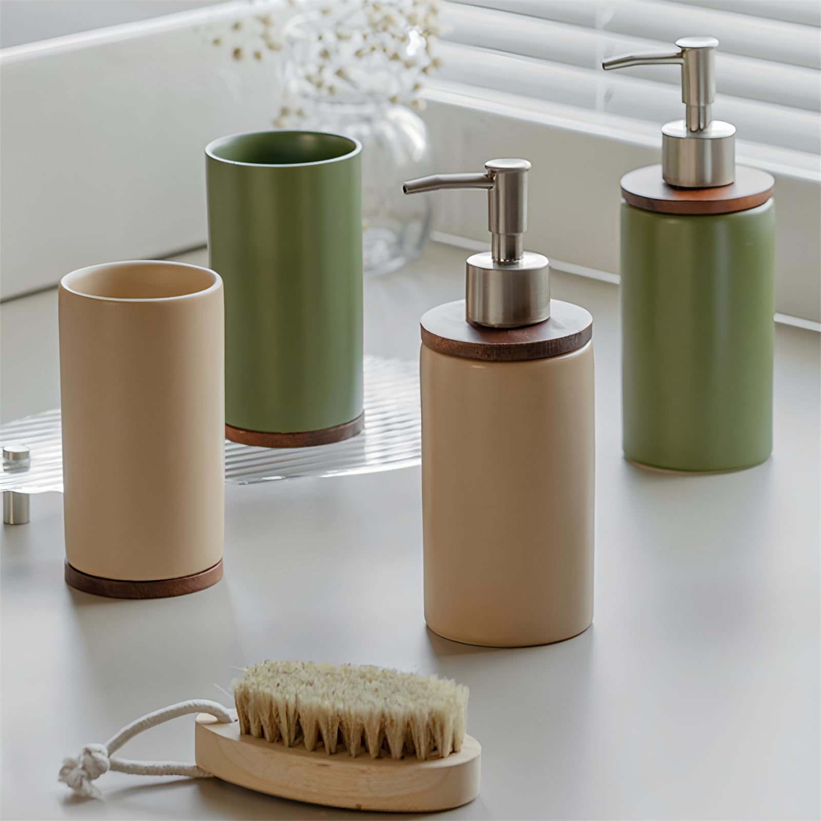 4-częściowy zestaw akcesoriów łazienkowych, ceramiczny, zawiera uchwyt na szczoteczki do zębów, dozownik mydła, drewnianą tacę i kubek na szczoteczki do zębów