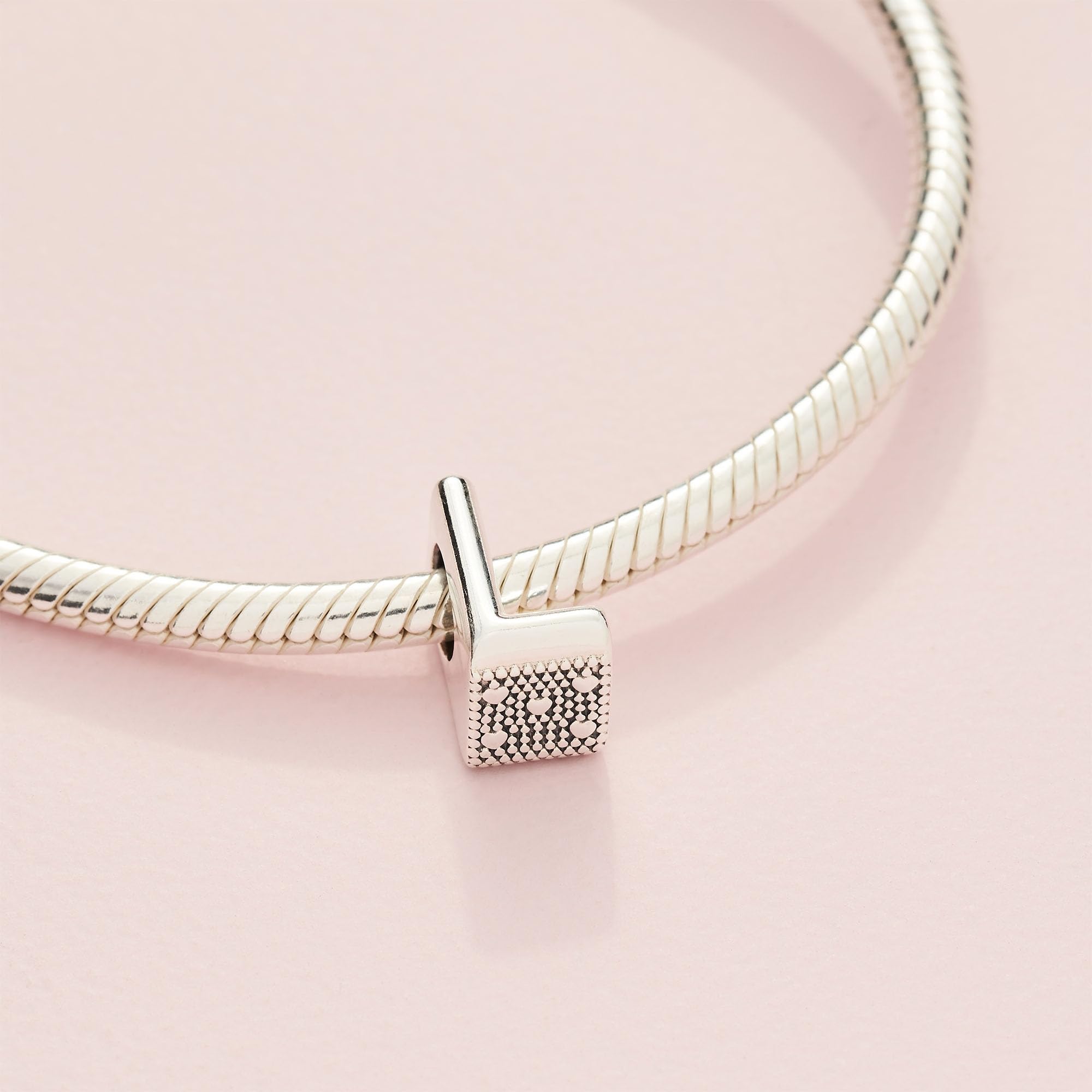 PANDORA Moments Buchstabe L - wendbares Alphabet-Charm aus Sterling-Silber mit geprägten Herzen und Perlen an der Rückseite - kompatibel mit Armbändern Moments Kollektion