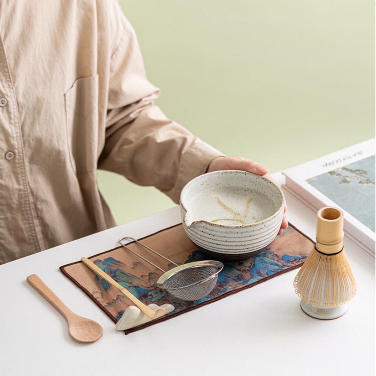 Matcha Kit 8 Pezzi, Matcha Cerimoniale, Ciotola Matcha, Frusta Matcha in Bambù 80 Denti, Supporto Chasen in Ceramica, Set Matcha per Principianti Regalo (marrone)