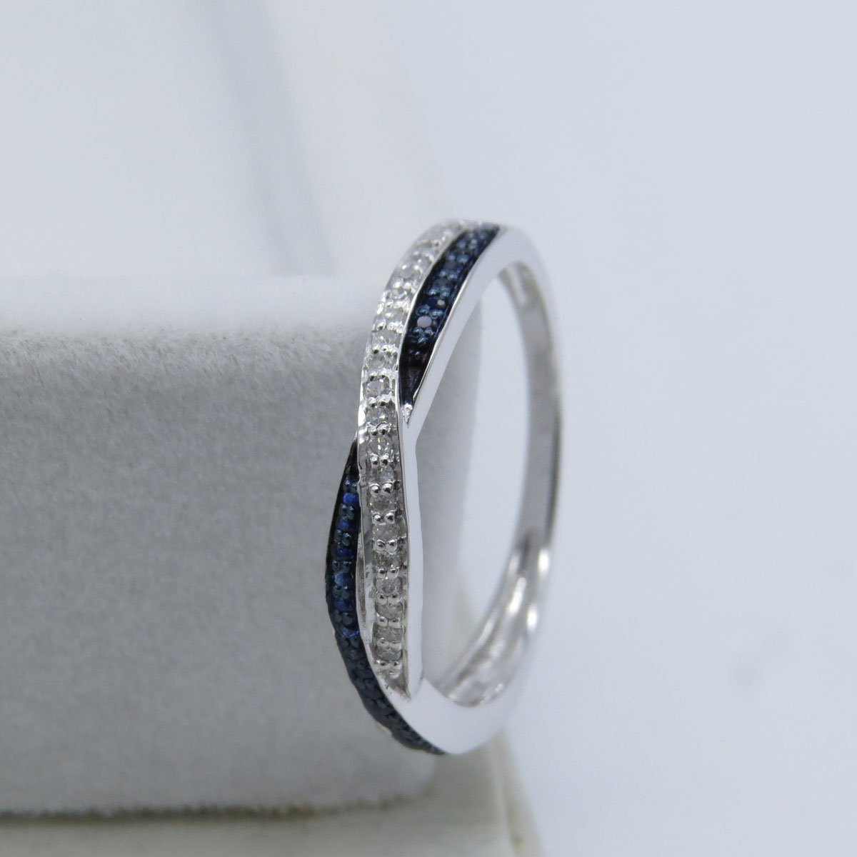 10 K oro redondo diamantes y azul Sapphire, apilable aniversario banda de boda Swirl anillo
