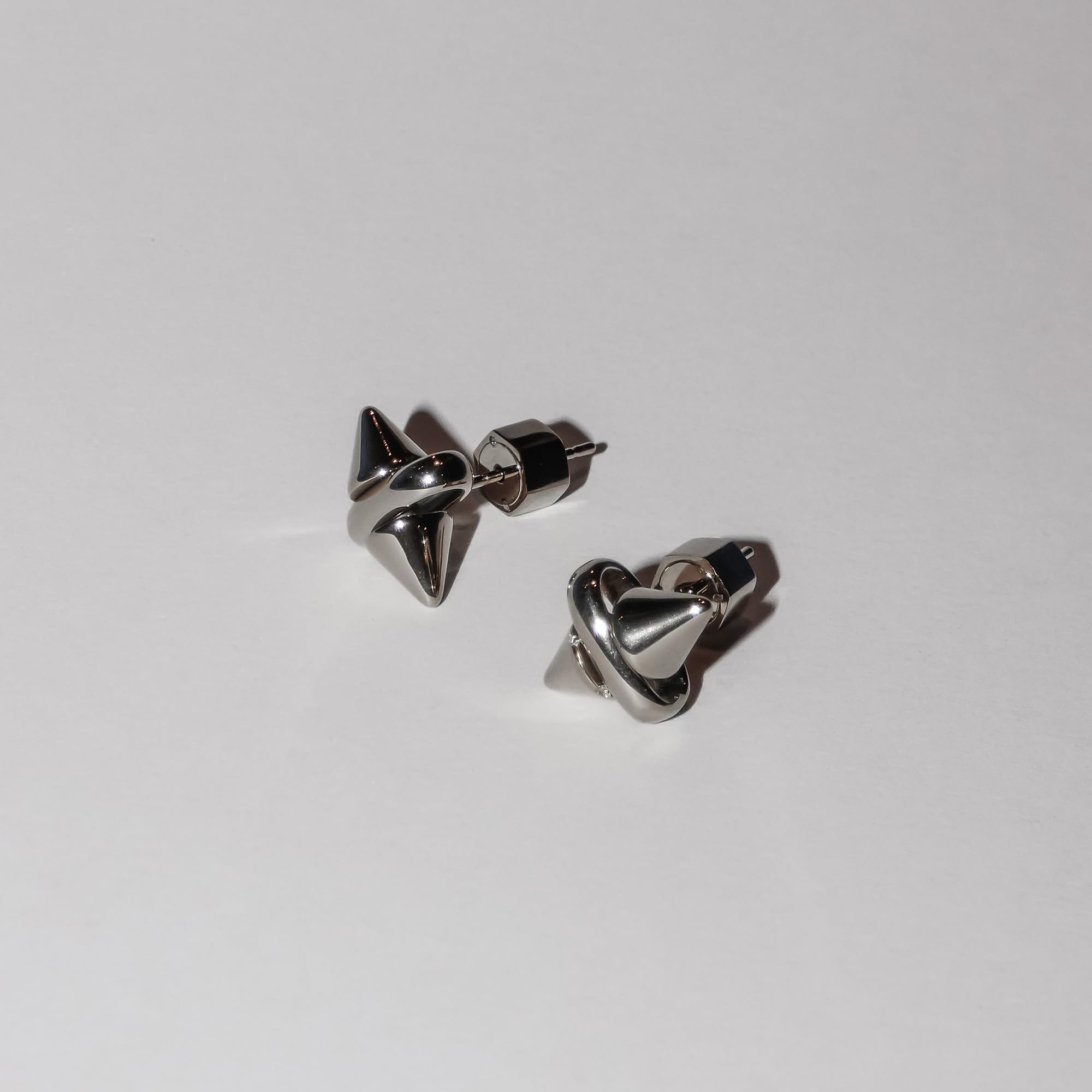 LIEBESKIND BERLIN Damen Schmuck – Ohrstecker im Spikes Design aus Edelstahl – in Silber & Gold – markant, modern & vielseitig kombinierbar – hochwertig verarbeitet & ideal für jeden Anlass