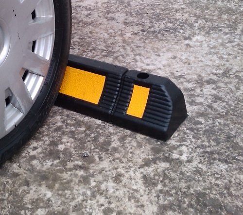 RWS-225 Gummi Radstopp-Parkbegrenzung für gewerbliche und private Parkhäuser, Parkplätze und Privatgaragen, Farbe Schwarz-Gelb, Abmessungen 60x12x10 cm (2er Pack)