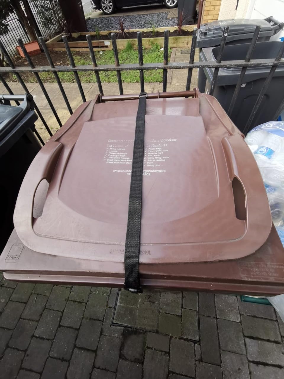 2 szt. Pokrywa kosza na śmieci na kółkach, regulowane zabezpieczenie, czarne klipsy do paska, zamek 120/240 l, ochrona przed wiatrem, burzą, zwierzętami,