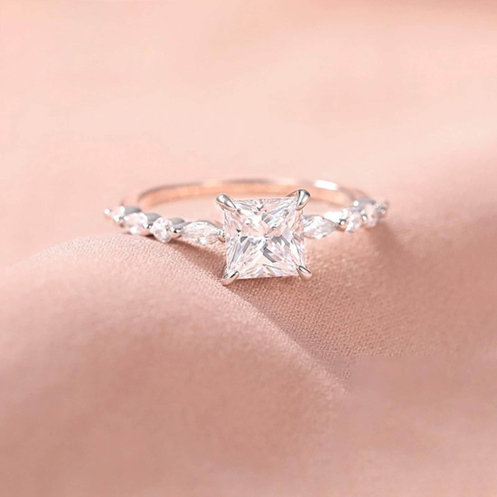 Anello di Fidanzamento Sottile e Delicato con Cubic Zirconia Quadrata da 7MM in Argento Sterling 925 per Donna