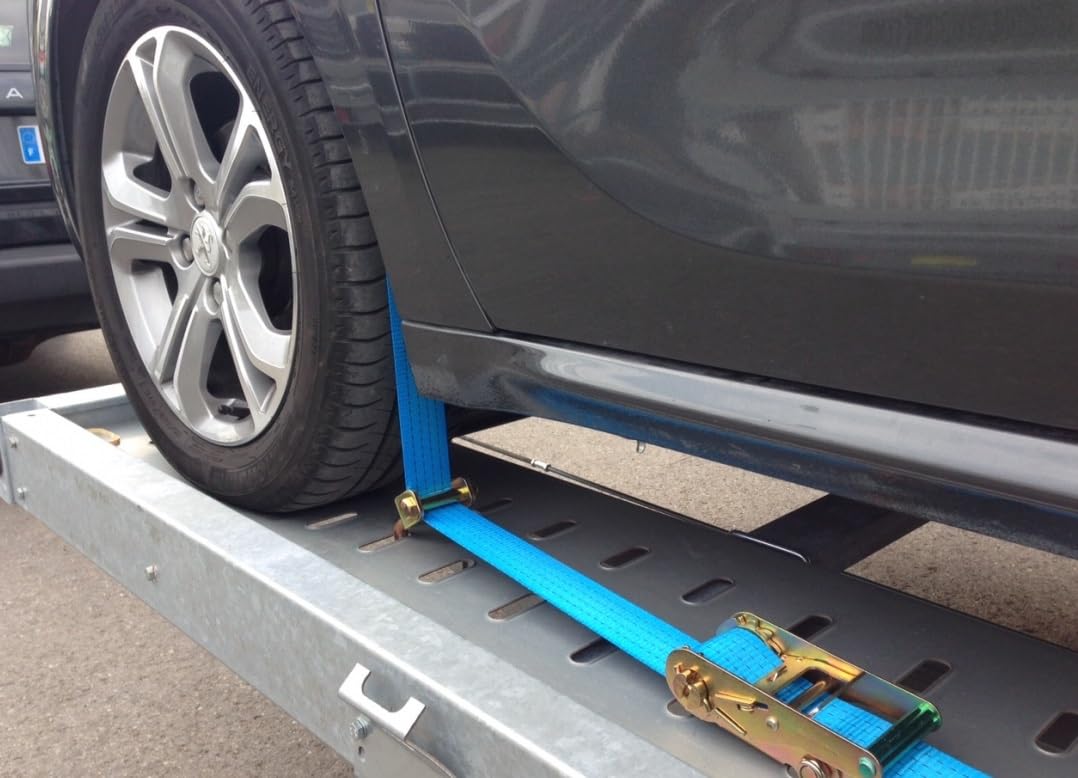1x Sangle de Roue Voiture 50mm 3.0m 6000kg, 4 Patins Anti-Dérapants, Sangle à cliquet arrimage 3 Points avec Crochet pour Transport véhicule Rallye Voiture de Circuit, Collection