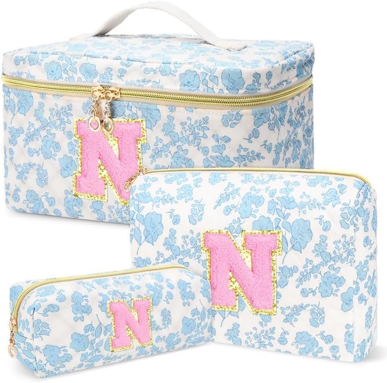 Conjunto DOSUKE com 3 necessaires de algodão matelassado, estampa floral azul, inicial N, modelo 8652