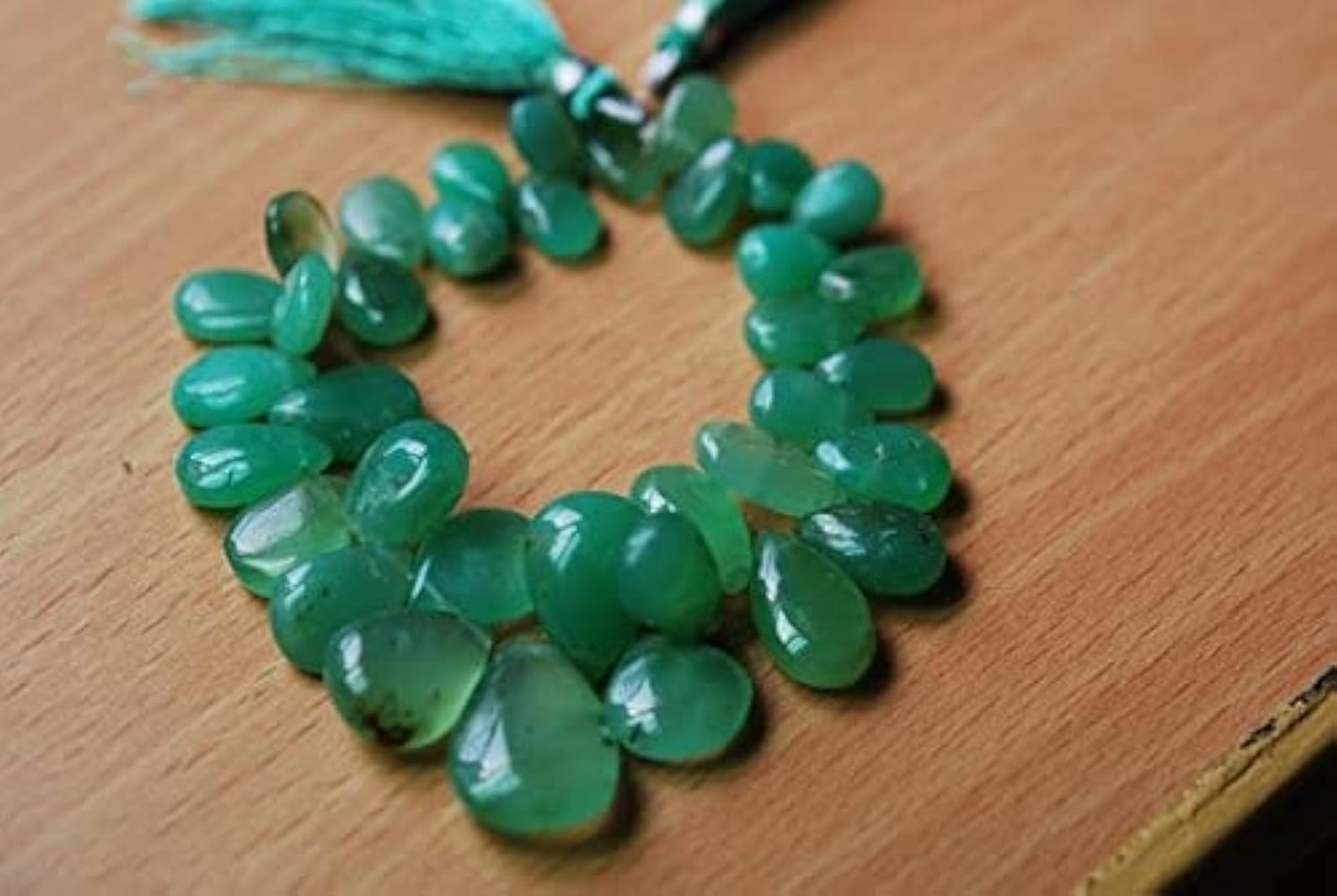 Chrysoprase naturelle en poire lisse pour fabriquer vos bijoux d'été