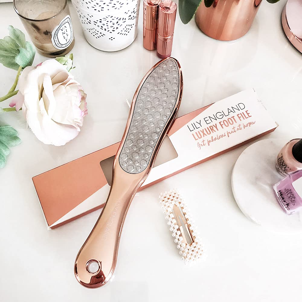 Lily England - Lima de pies para eliminar piel dura, 2 en 1 profesional y removedor de piel seca para pies, herramienta de pedicura de acero inoxidable de Lily England, oro rosa