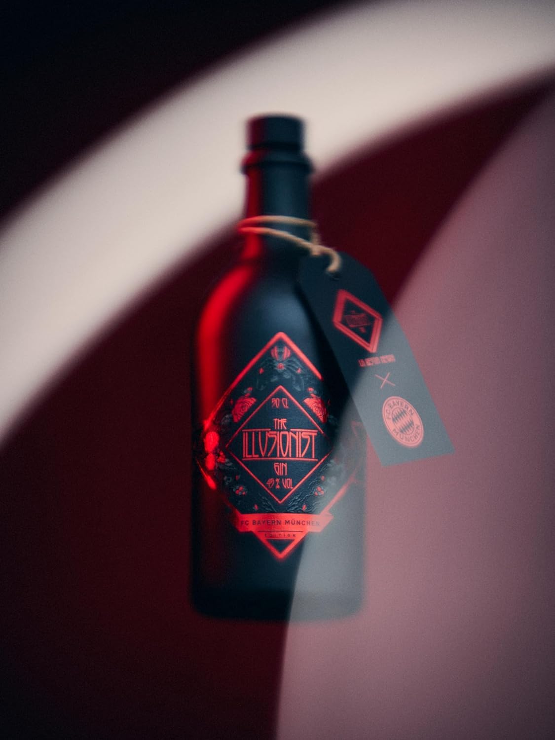 The Illusionist Gin & Tonic, Set di 6 Bicchieri FC Bayern München Edition, 250ml + The Illusionist Gin FC Bayern Munich Edition, 500ml, 45% Vol, Cambiamento di Colore da Nero a Rosso, La Bestia Negra