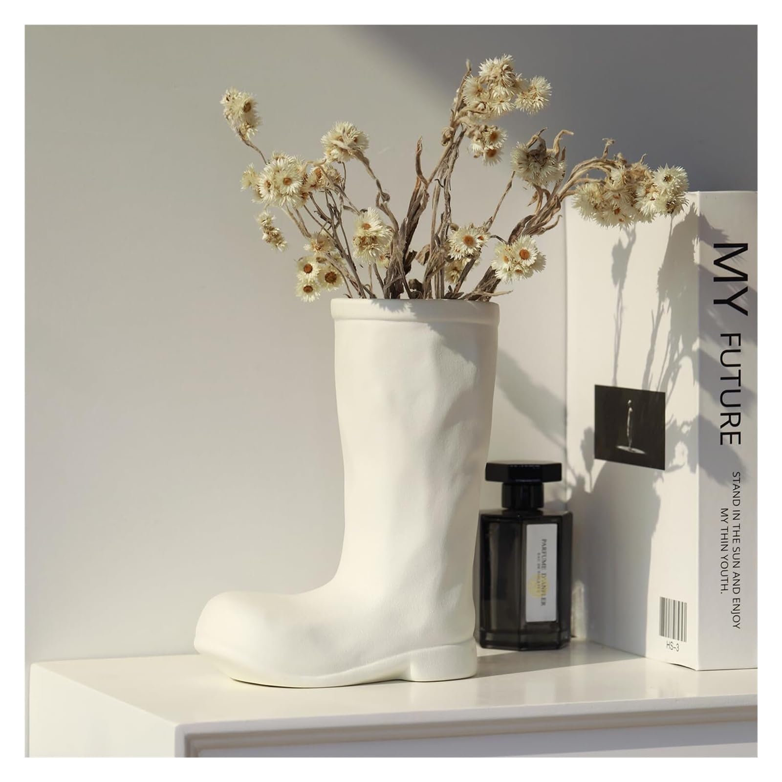 Vase fleurs botte blanche pour rompre la déco monotone