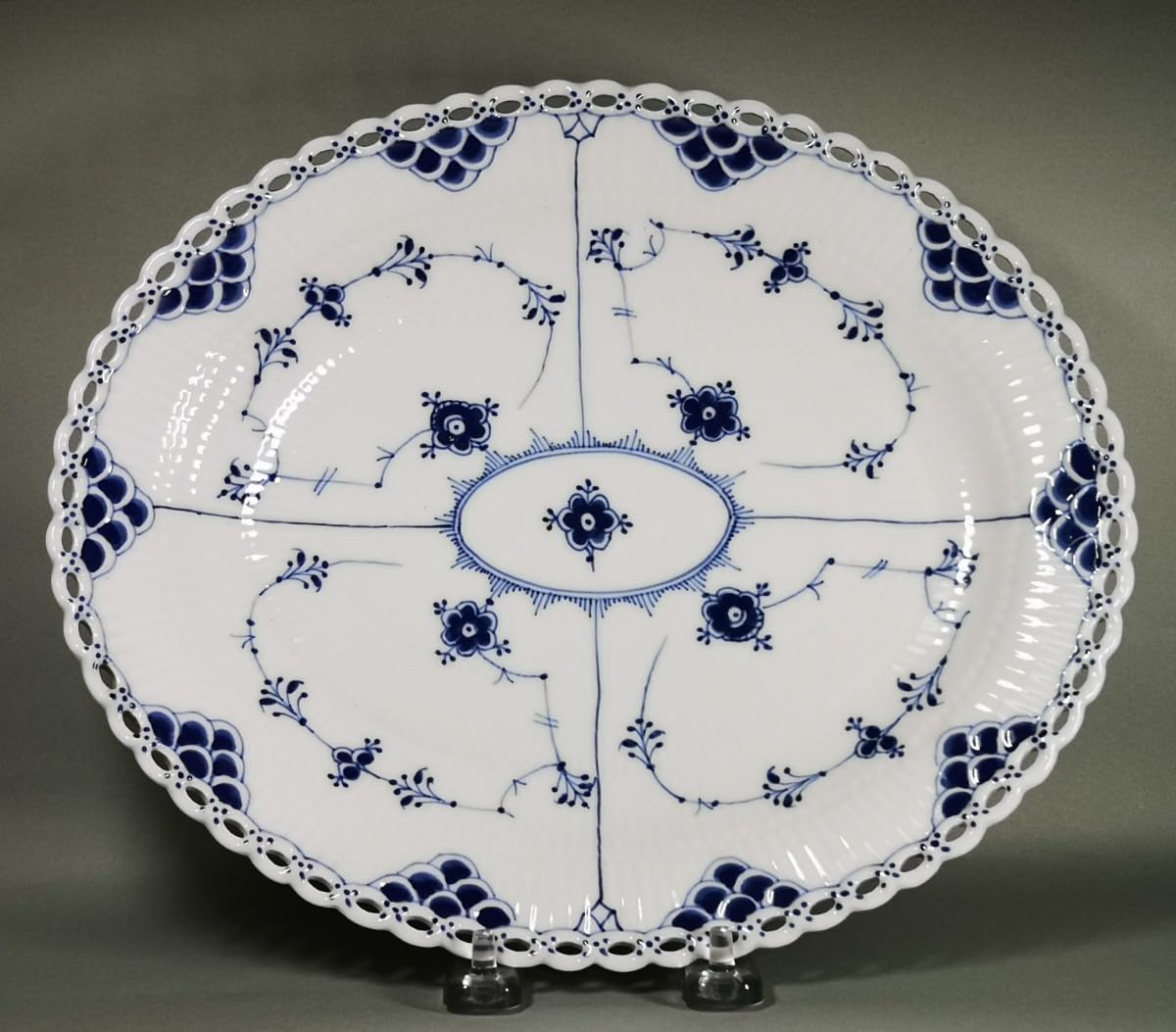 ブルーフルーテッド フルレース オーバルディッシュ ブルーフルーテッド フルレース オーバルディッシュ 36cm|ロイヤル