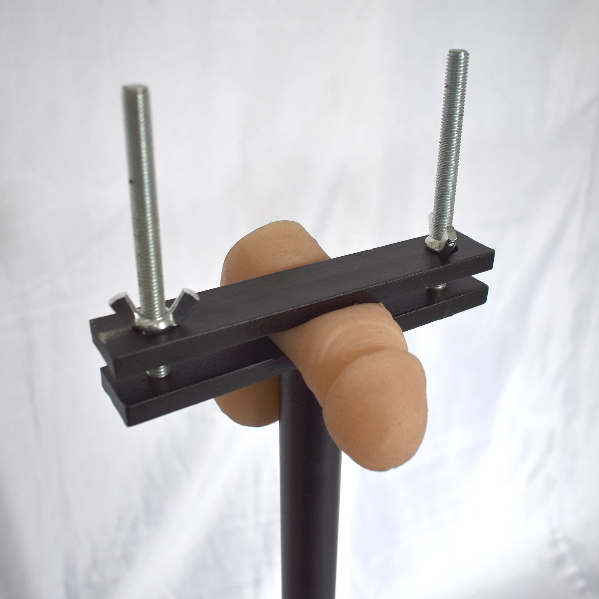Exprimidor de pene de pie sin piedad - exprimidor de testículos BDSM de altura ajustable con esposas de tobillo, prensa de pene para una intensa experiencia bondage para avanzados y principiantes.