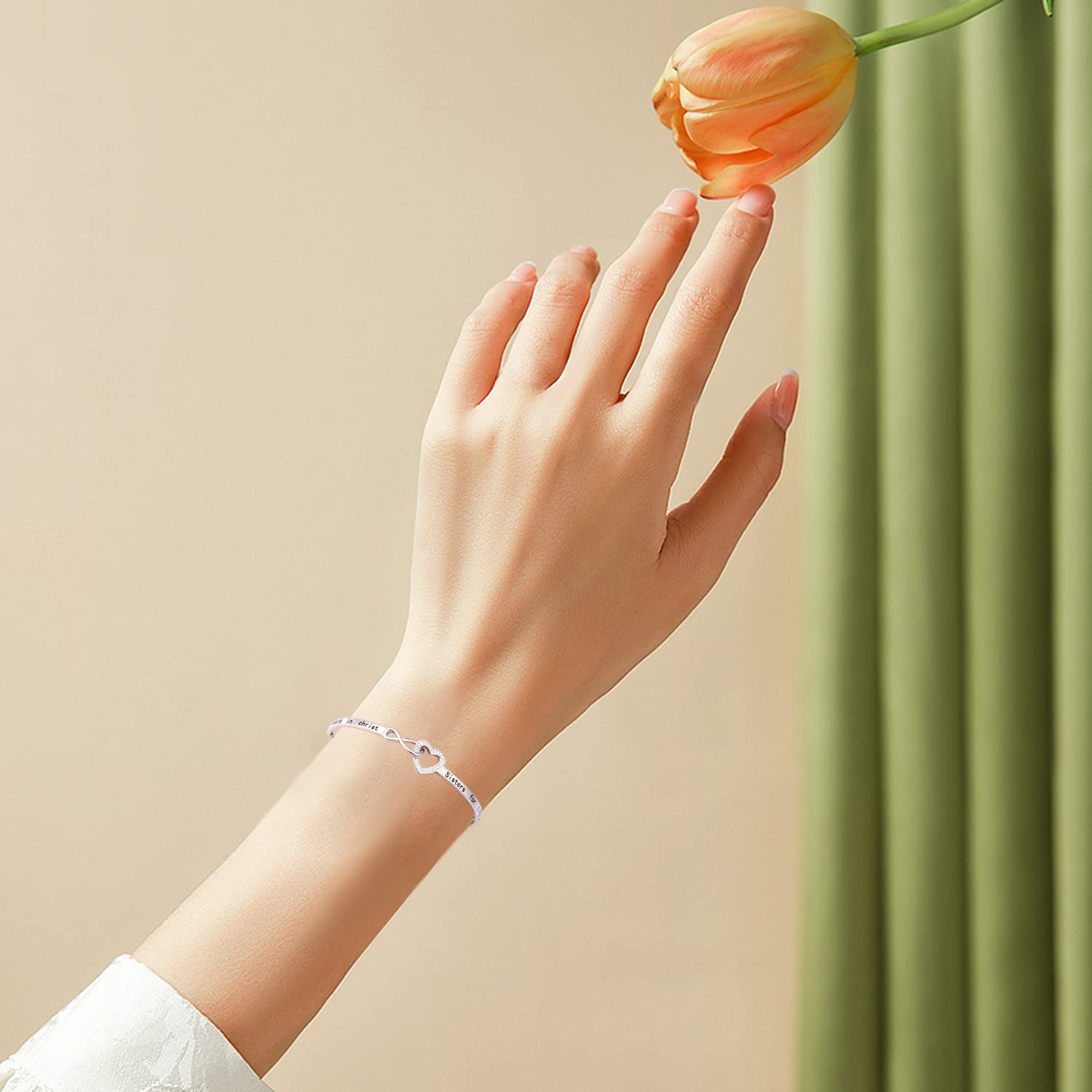Pulsera de plata de ley 925 con diseño de infinito en forma de corazón para mujer, con texto en inglés "Gott ist in ella, ella no caerá", pulseras ajustables para hija, novia, esposa, San Valentín