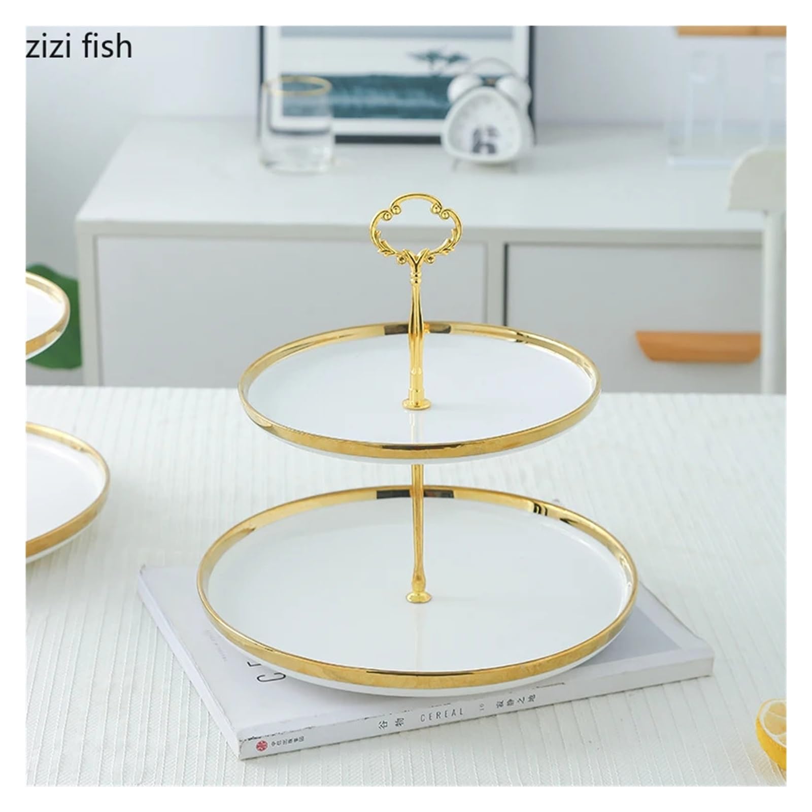 Soporte for pasteles de varios niveles con borde de oro blanco