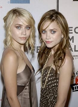 Posterazzi Poster Print Collection EVC0404MYAAJ020 Actresses Mary Kate and Ashley Olsen Attend The Premiere of New York Minute at The Tribeca Performing Arts Center