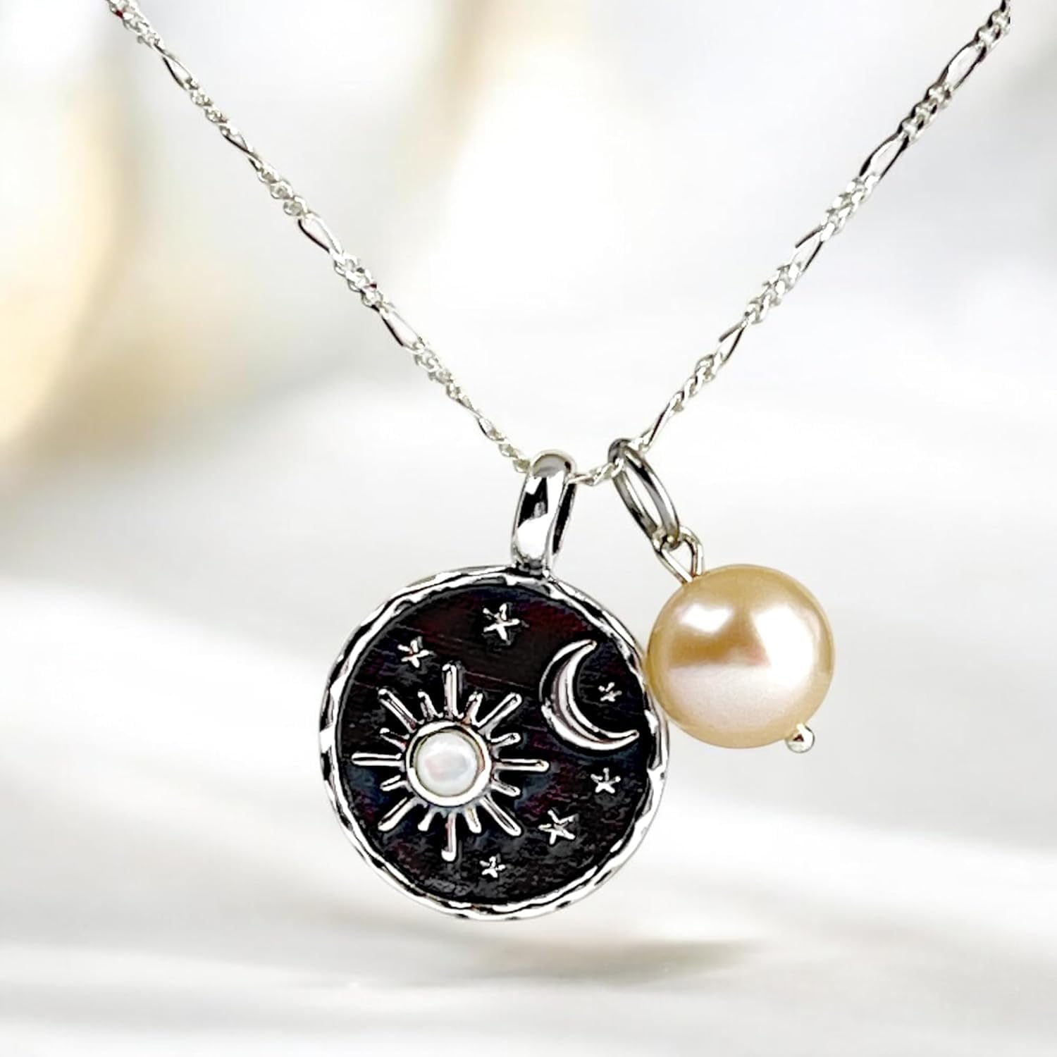 MadamLili | 925 Sterling Silber Mond Kette mit Perlmutt Sonne & Süßwasserperle | Mystischer Schmuck | Geschenk für Frauen | Glücksbringer | Perlenkette Damen | Hippie Schmuck