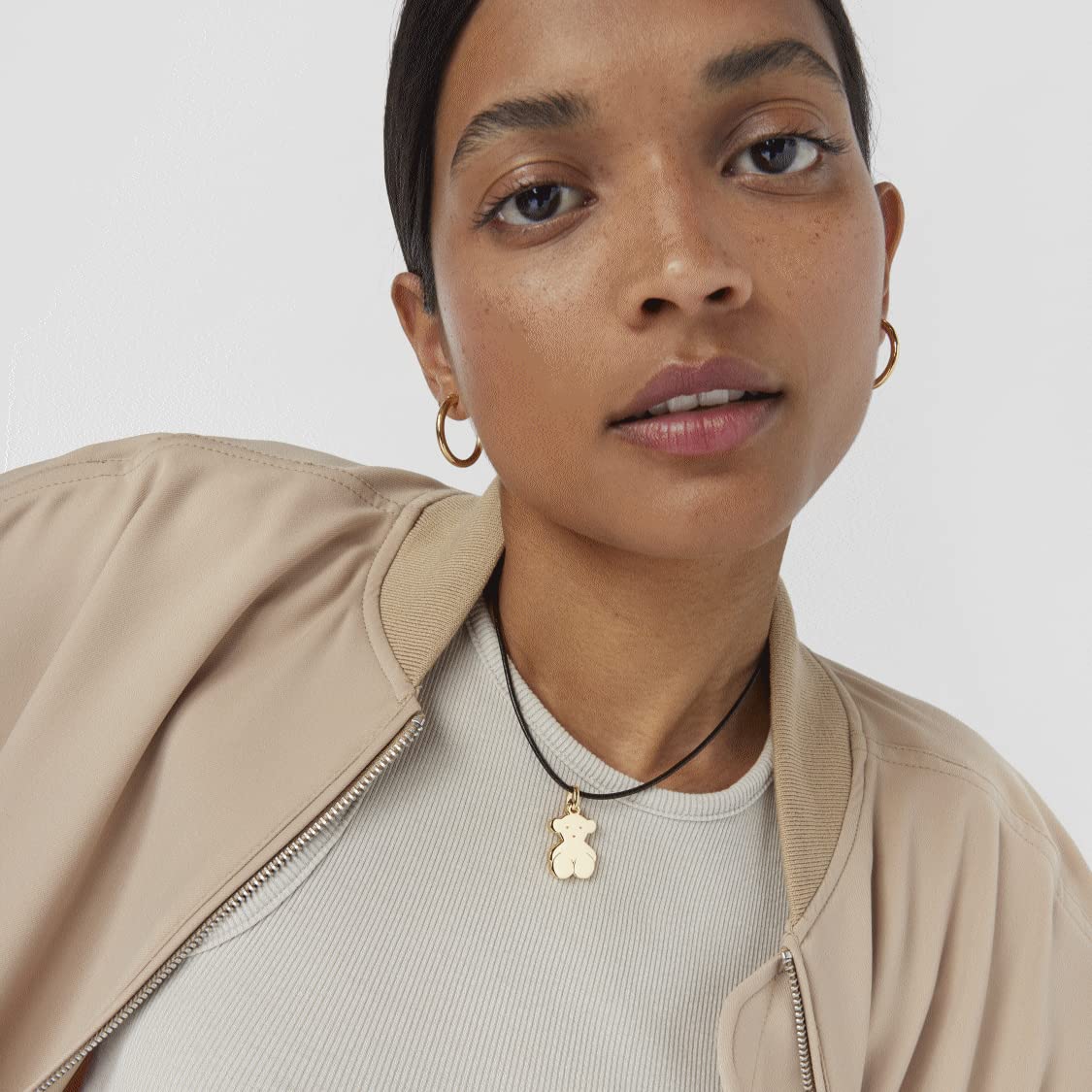 TOUS Gargantilla de Cuero para Mujer con Cierre en Baño de Oro 18Kt sobre Plata de Primera Ley, 40 cm de Largo, Versátil y Clásica, Colección Chokers
