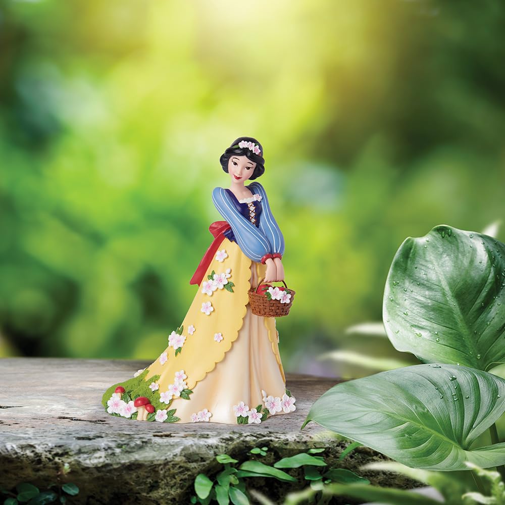 Enesco Disney Showcase Królewna Śnieżka Trzymająca Kosz Jabłko Figurka Botaniczna, 20 cm, Wielokolorowa