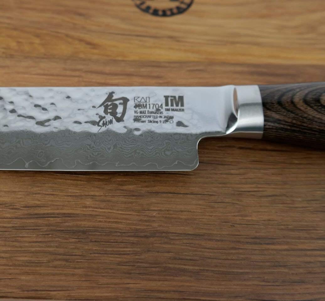 Kai Shun Premier Tim Mälzer TDM-1704 ultrascharfes Japanisches Schinken Messer, 24 cm Klinge aus Damaststahl + massives Schneidebrett aus Fassholz 30x 18 cm, Angebotsset