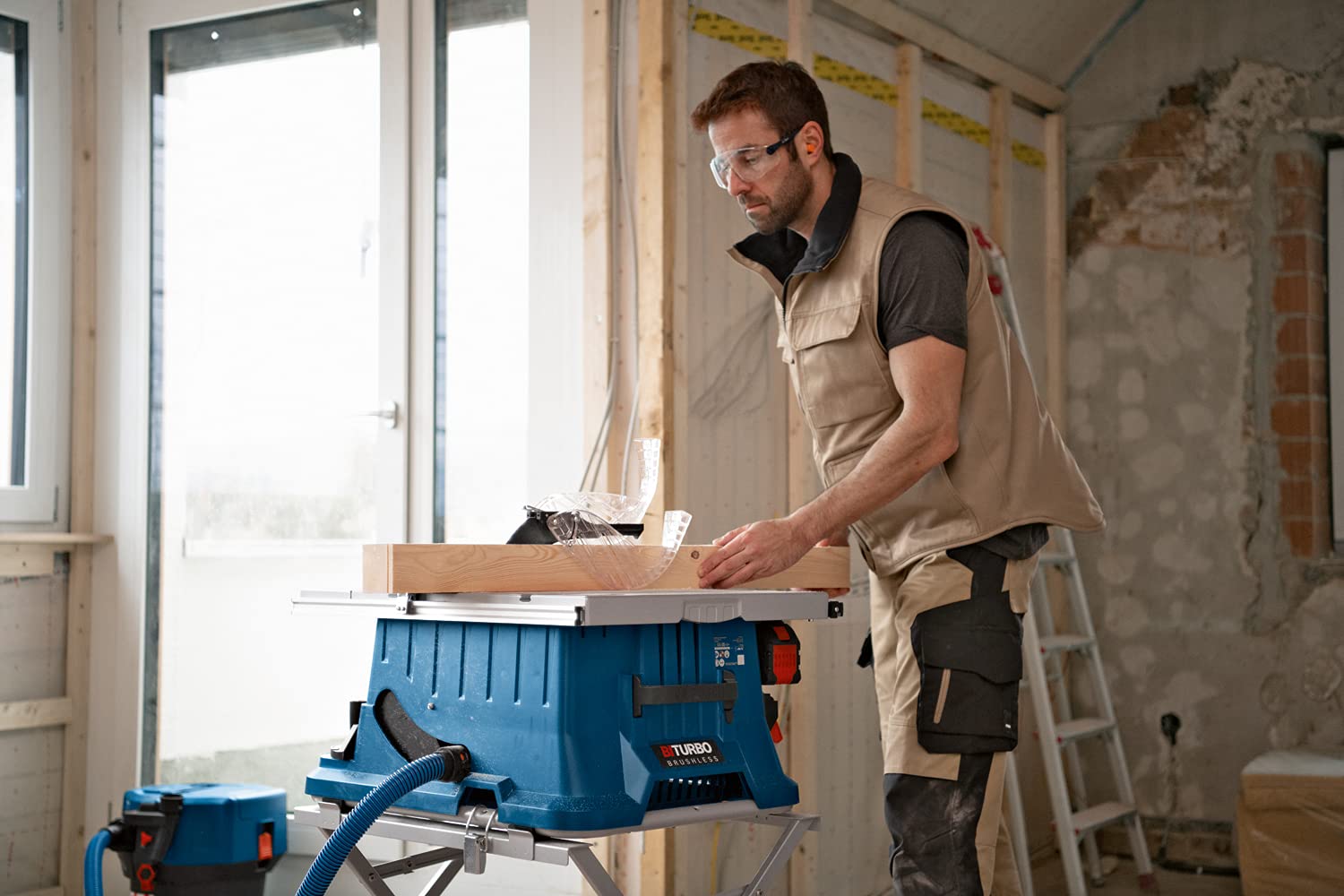 Bosch Professional 18V System scie sur table sans-fil BITURBO GTS 18V-216 + support de travail GTA 560 (1 lame, poussoir de sécurité, butée d’onglet, butée parallèle, protège-lame, sac à poussière)