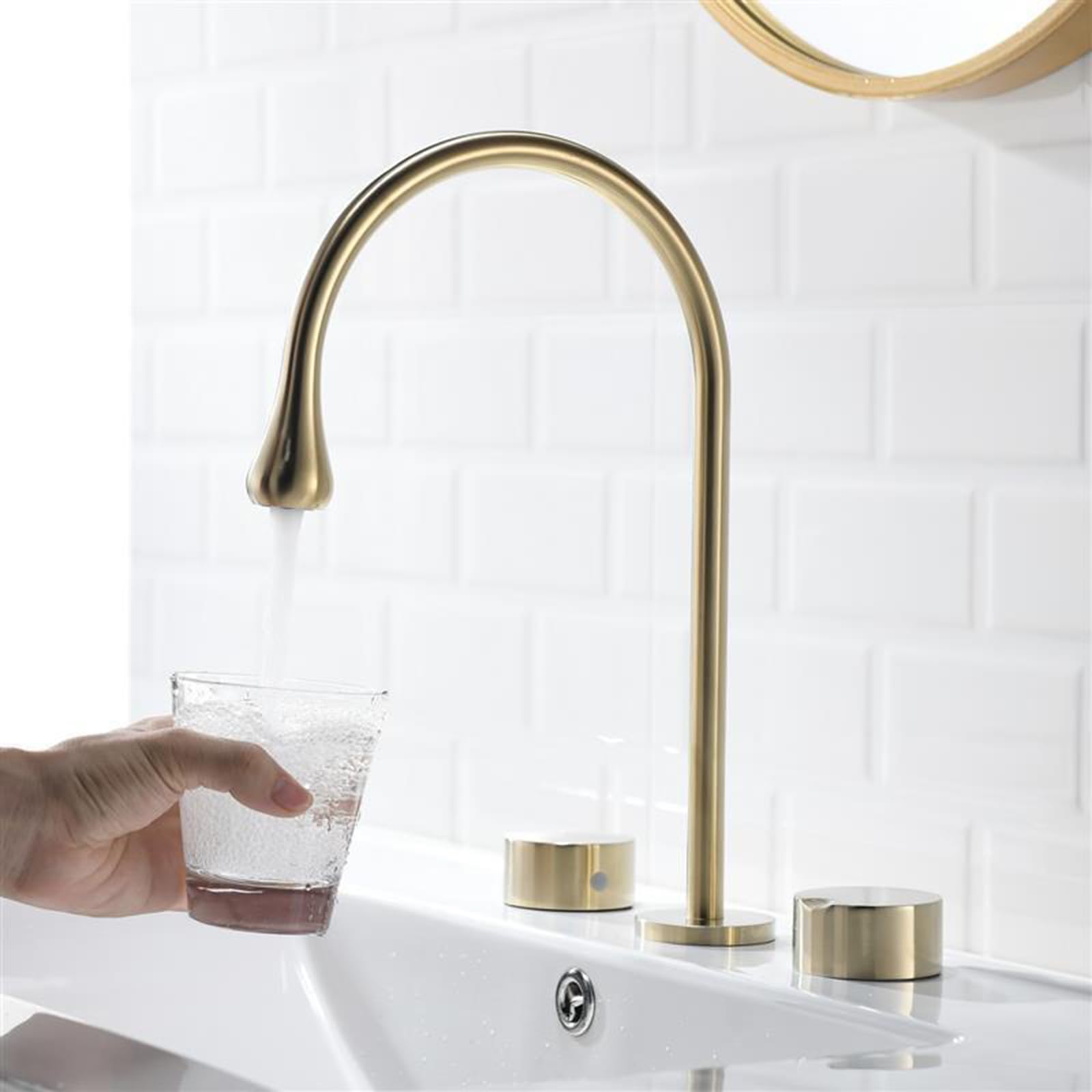 Mitigeur de lavabo 3 trous à col de cyne en laiton or brossé pour salle de bain
