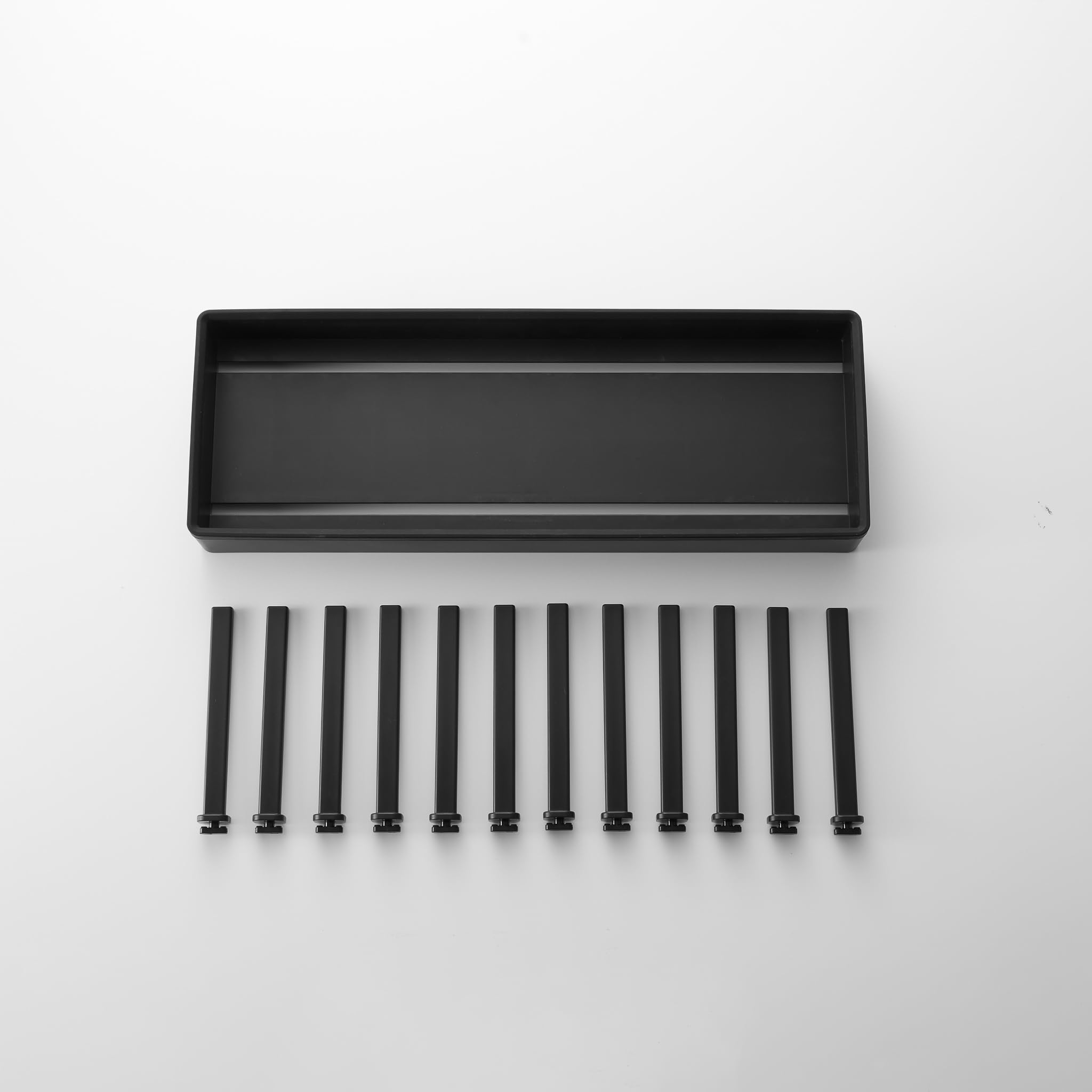 YAMAZAKI Tower Breitenverstellbarer Topf- & Pfannen-Organizer, schwarz