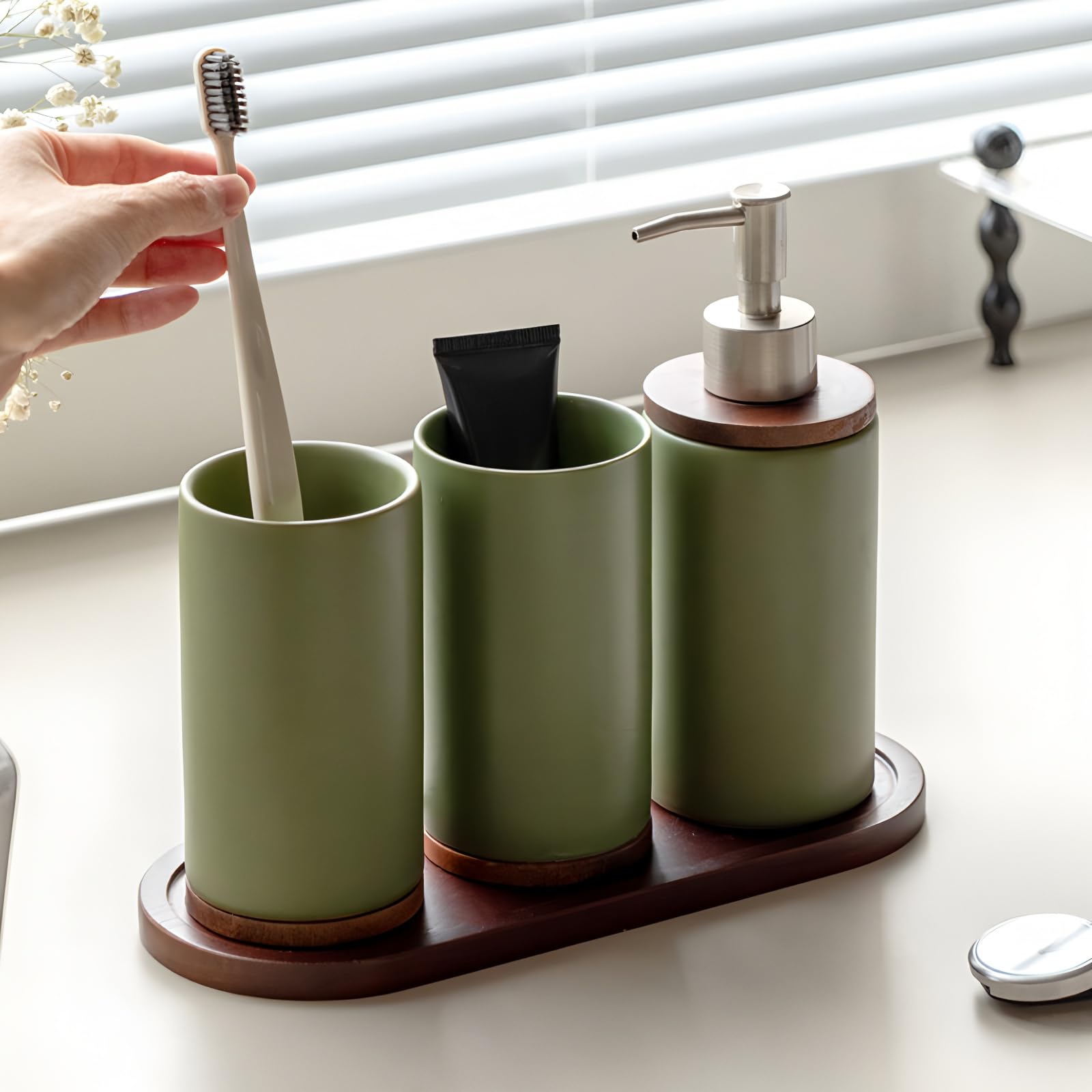 4-częściowy zestaw akcesoriów łazienkowych, ceramiczny, zawiera uchwyt na szczoteczki do zębów, dozownik mydła, drewnianą tacę i kubek na szczoteczki do zębów