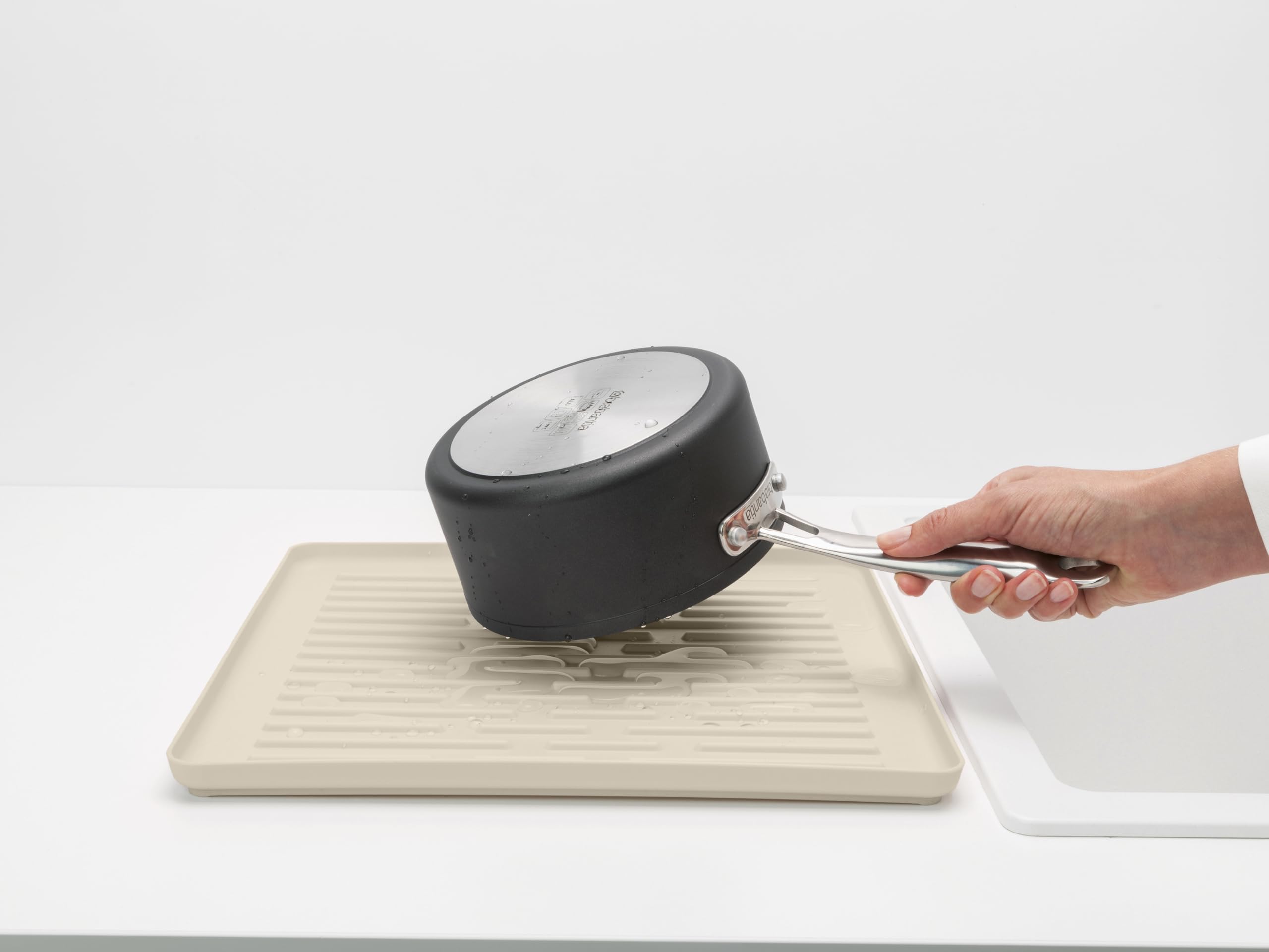 Brabantia SinkSide faltbares Geschirrabtropfgestell (Soft Beige), schlankes Abtropfgestell mit abnehmbarem Besteckkorb, vielseitige Geschirrablage für Geschirr und Küchenzubehör