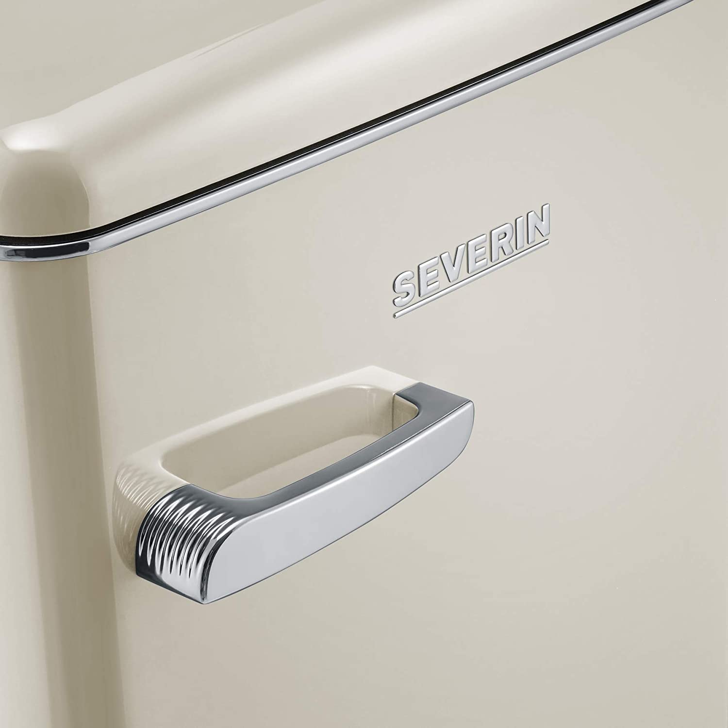 SEVERIN Mini Frigorifero Retrò Crema, 108 Litri, Congelatore 13L, Silenzioso (37 dB), Classe D, Luce LED, Cassetto Veggibox, Maniglie Cromate, Portabottiglie, 55,0 x 61,5 x 89,5 cm - RKS 8833