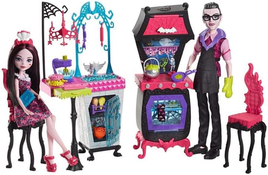 Monster High Monster Family Vampire Kitchen Playset & 2-Pack Dolls